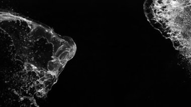 Siyah zemin üzerinde izole edilmiş süper yavaş su sıçramaları. Yüksek hızlı sinema kamerası, 1000fps.