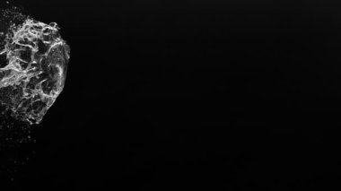 Su sıçramasının süper yavaş çekimi, siyah arka planda izole edilmiş. Yüksek hızlı sinema kamerası, 1000fps.