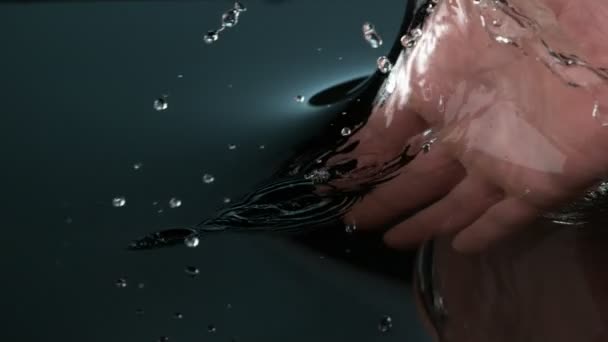 Movimento Super Lento Mão Homem Com Água Salpicante Filmado Câmera — Vídeo de Stock
