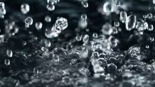 水滴在蓝色背景上的超慢速运动 用高速摄像机拍摄 每秒1000帧 — 图库视频影像