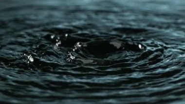 Suyu daireler çizerek sallamanın süper yavaş çekimi. Yüksek hızlı sinema kamerası, 1000 fps..