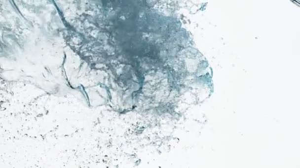 Сверхмедленное Движение Воды Выделенной Белом Фоне Снято Камеру Высокоскоростного Кино — стоковое видео
