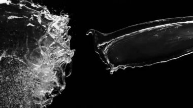 Siyah zemin üzerinde izole edilmiş süper yavaş su sıçramaları. Yüksek hızlı sinema kamerası, 1000fps.
