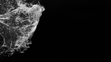 Su sıçramasının süper yavaş çekimi, siyah arka planda izole edilmiş. Yüksek hızlı sinema kamerası, 1000fps.