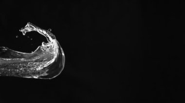 Su sıçramasının süper yavaş çekimi, siyah arka planda izole edilmiş. Yüksek hızlı sinema kamerası, 1000fps.