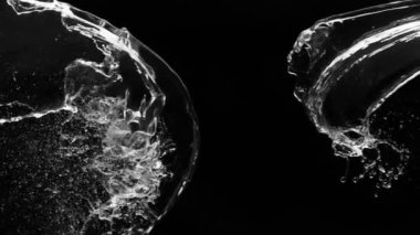 Siyah zemin üzerinde izole edilmiş süper yavaş su sıçramaları. Yüksek hızlı sinema kamerası, 1000fps.