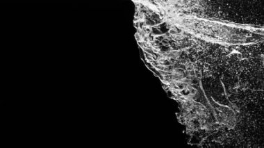 Su sıçramasının süper yavaş çekimi, siyah arka planda izole edilmiş. Yüksek hızlı sinema kamerası, 1000fps.