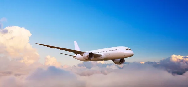 Passagiers Commercieel Vliegtuig Vliegen Boven Wolken Bij Zonsondergang Licht Concept — Stockfoto