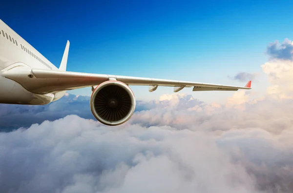 Detalle Pasajeros Ala Avión Comercial Volando Por Encima Las Nubes — Foto de Stock