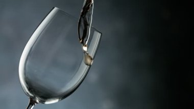 Beyaz şarabı bardağa doldururken çok yavaş hareket ediyor. Yüksek hızlı sinema kamerası, 1000 fps.