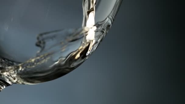 Super Slow Motion Versare Vino Bianco Nel Bicchiere Dettaglio Girato — Video Stock