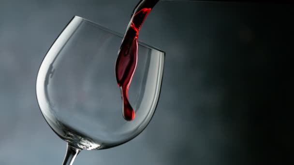 Kırmızı Şarabı Bardağa Doldururken Çok Yavaş Hareket Ediyor Yüksek Hızlı — Stok video