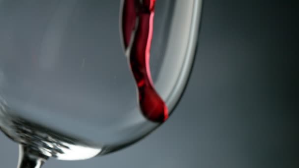 Super Slow Motion Versare Vino Rosso Nel Bicchiere Dettaglio Girato — Video Stock