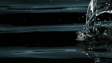 Su akıntısı, yakın çekim... Koyu renk tasarımı, soyut arkaplan.