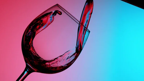 Glas Rode Wijn Neon Kleuren Achtergrond Close Studio Duidelijke Schot — Stockfoto