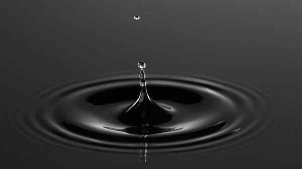 Suyu Koyu Siyah Renklerde Bırakmanın Makro Görüntüsü — Stok fotoğraf
