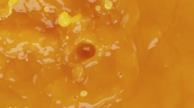 Portakal suyunun çok yavaş sıçraması. Yüksek hızlı sinema kamerası, 1000 fps..