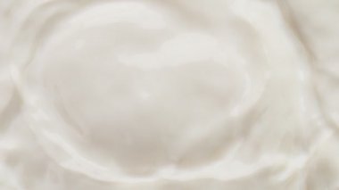 Makro çekimde süt sıvısı sallamak çok yavaş bir hareket. Yüksek hızlı sinema kamerası, 1000 fps..