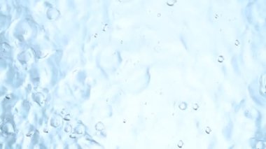 Düşen suyun çok yavaş düşüşü. Yüksek hızlı sinema kamerası, 1000 fps..