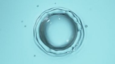 Damlayan su damlasının süper yavaş çekim gücü makro mercekle filme alınır. Yüksek hızlı sinema kamerası, 1000 fps..