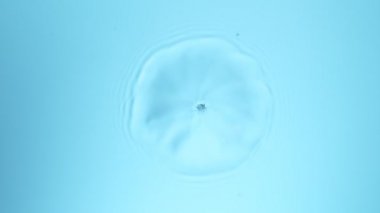 Damlayan su damlasının süper yavaş çekim gücü makro mercekle filme alınır. Yüksek hızlı sinema kamerası, 1000 fps..