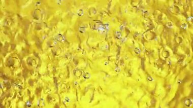 Kaynayan petrol yüzeyinin süper yavaş çekimi, yakın çekim. Yüksek hızlı sinema kamerası, 1000fps.
