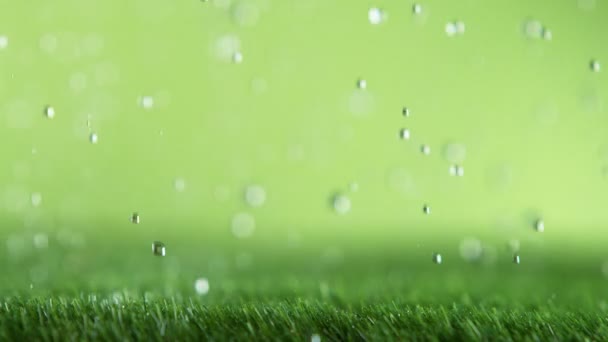 Super Zeitlupe Fallender Wassertropfen Auf Grünem Rasen Makroaufnahme Gefilmt Mit — Stockvideo