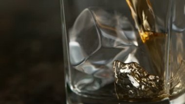 Viskiyi cama dökmenin süper yavaş bir yolu. Yüksek hızlı sinema kamerası, 1000 fps..