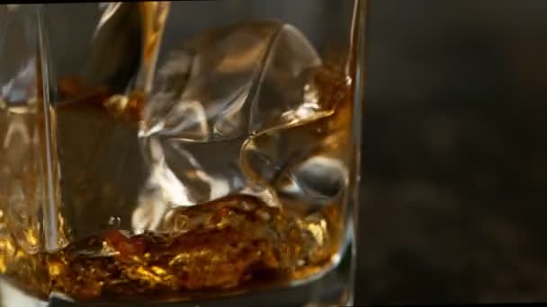 Super Cámara Lenta Verter Whisky Vidrio Efecto Rampa Velocidad Filmado — Vídeo de stock