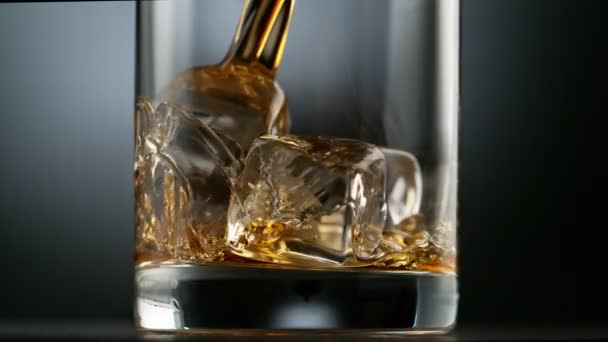 Super Langzame Beweging Van Het Gieten Van Whisky Glas Snelheid — Stockvideo