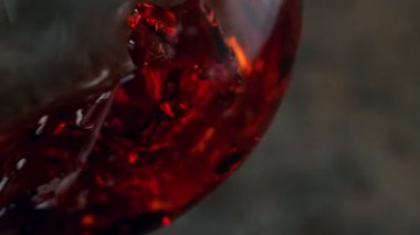 Kırmızı şarabı bardağa doldururken çok yavaş hareket ediyor. Yüksek hızlı sinema kamerası, 1000 fps..