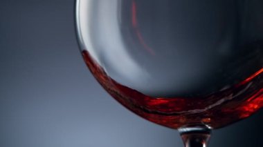 Kırmızı şarabı bardağa doldururken çok yavaş hareket ediyor. Yüksek hızlı sinema kamerası, 1000 fps..