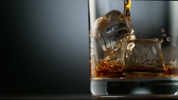 Super Langzame Beweging Van Whiskey Glas Gieten Gefilmd Hoge Snelheid — Stockvideo