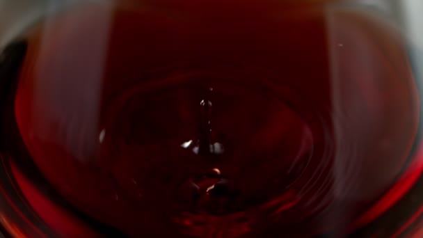 Super Powolny Ruch Kropli Czerwonego Wina Szklanki Nagrywane Szybkim Aparacie — Wideo stockowe
