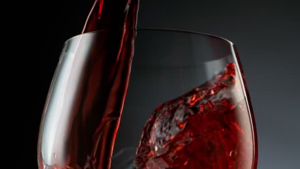 Super Cámara Lenta Verter Vino Tinto Vidrio Detalle Efecto Rampa — Vídeo de stock