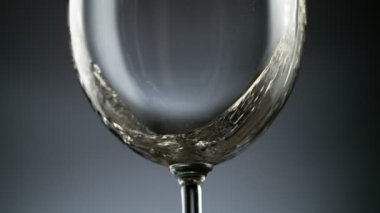 Beyaz şarabı bardağa doldururken çok yavaş hareket ediyor. Yüksek hızlı sinema kamerası, 1000 fps..