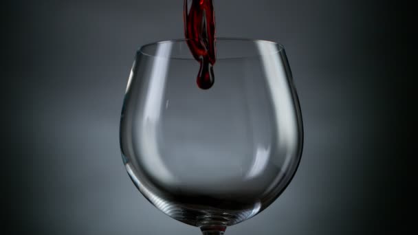 赤ワインをグラスに注ぐという超スローモーション 高速フィルムカメラで撮影しました — ストック動画