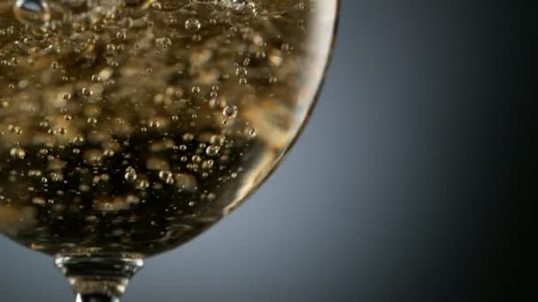 Super Langzame Beweging Van Bewegende Witte Wijn Glas Gefilmd Hoge — Stockvideo