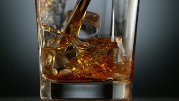 Super Slow Motion Pouring Whiskey Glass Speed Ramp Effect Filmed — Stock Video