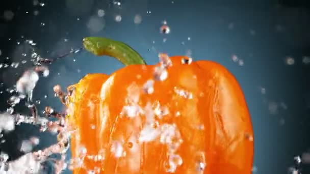スプラッシュ水とオレンジペッパーの超スローモーション 高速フィルムカメラで撮影しました — ストック動画