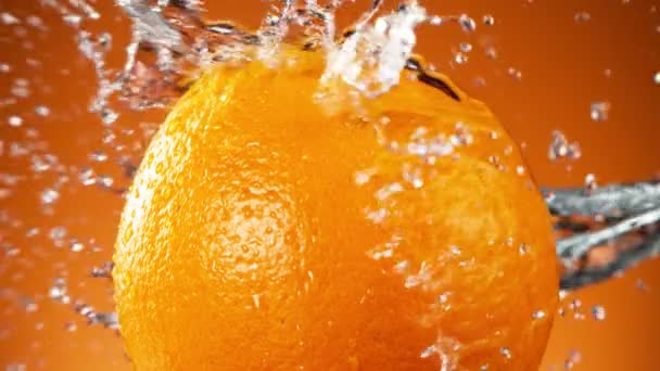 水が飛び回るとオレンジ全体の超遅い動き 高速フィルムカメラで撮影しました — ストック動画