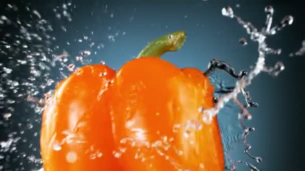 Super Slow Motion Roterande Apelsinpeppar Med Stänk Vatten Inspelning Höghastighetsbio — Stockvideo