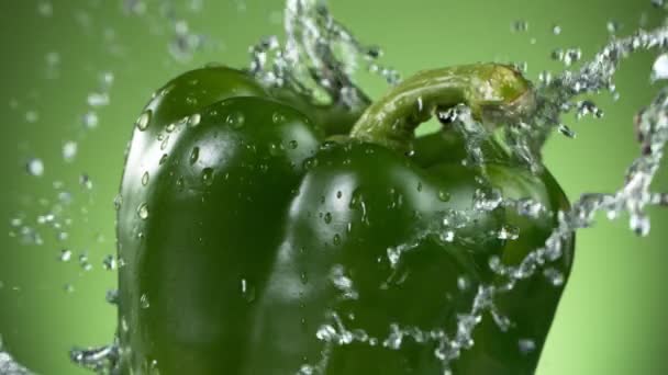 Super Slow Motion Green Pepper Splashing Water Filmed High Speed — Stock video