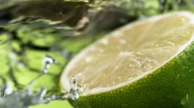 Su sıçrayan limon dilimli süper yavaş çekim. Yüksek hızlı sinema kamerası, 1000 fps..
