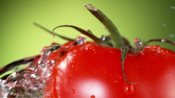 西红柿的超级慢动作 周围都是泼洒的水 用高速摄像机拍摄 每秒1000帧 — 图库视频影像