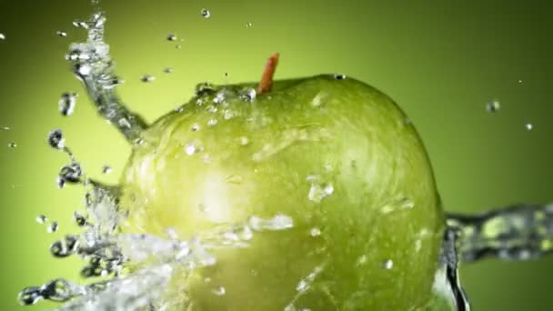 Super Cámara Lenta Manzana Verde Entera Con Agua Salpicando Alrededor — Vídeos de Stock