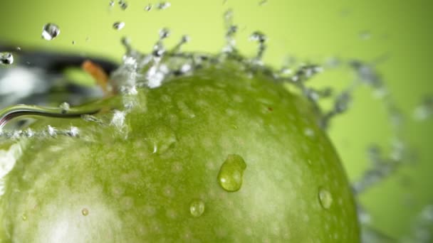 Suyun Etrafa Sıçrayan Yeşil Elmanın Süper Yavaş Çekimi Yüksek Hızlı — Stok video