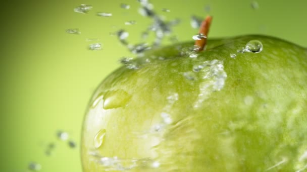 Супер Повільний Рух Цілого Зеленого Яблука Розбризкуванням Води Навколо Знімається — стокове відео