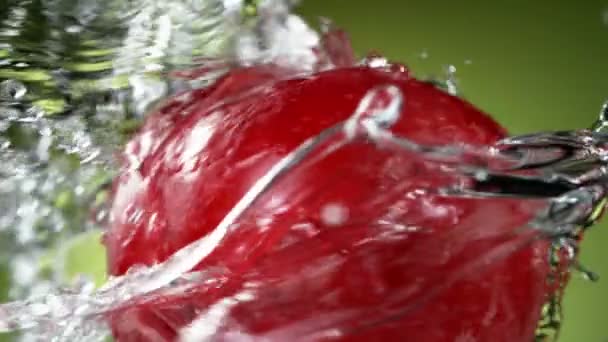 Super Cámara Lenta Girando Manzana Roja Entera Con Agua Salpicando — Vídeos de Stock