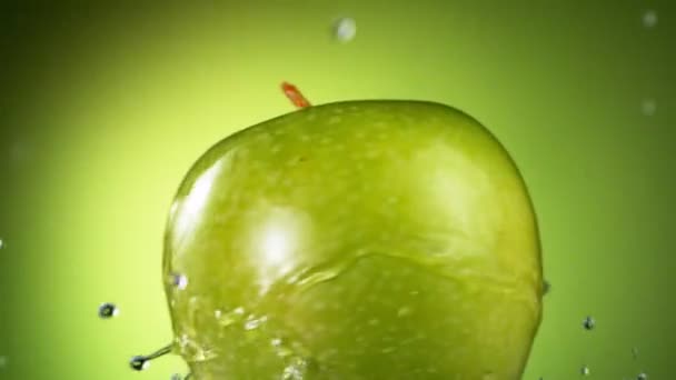 Super Slow Motion Rotating Whole Green Apple Water Splashing Filmed — Wideo stockowe